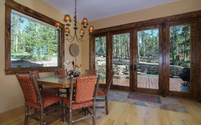 Alpenglow Peaks Lodge