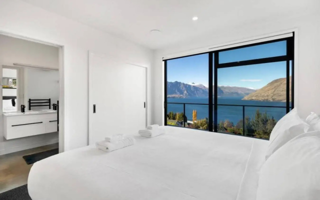 Lake and Mountain View 2 Bedroom House