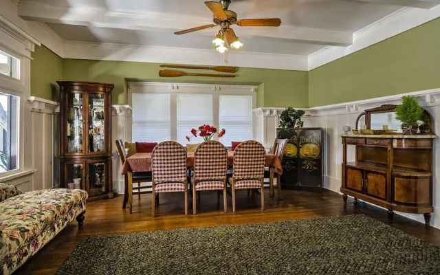 Old Yacht Club Inn