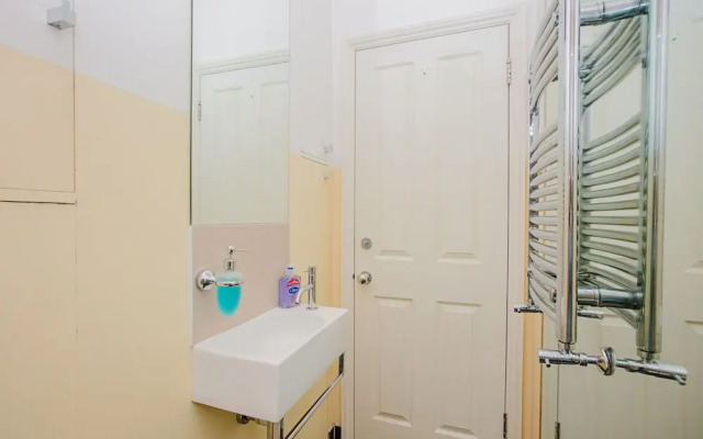 1 Bedroom Apartment in Heart of Shepherd's Bush Accommodates 4