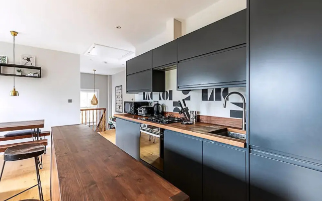 Rustic and Contemporary Haven in Brixton