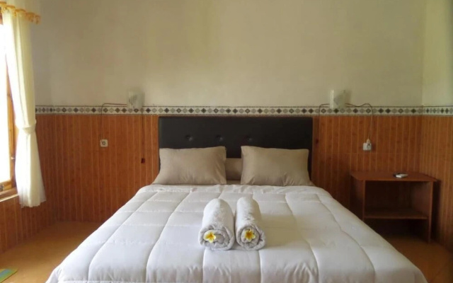 Peaceful Penida Hill Bungalow