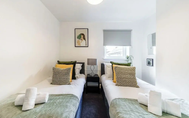 Whitchurch 2 Bedroom Flat near Hospital