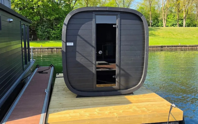 Houseboat at Mookerplas