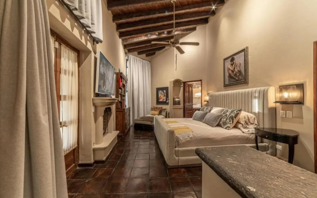 Centro Historico Home Overlooks the Parroquia