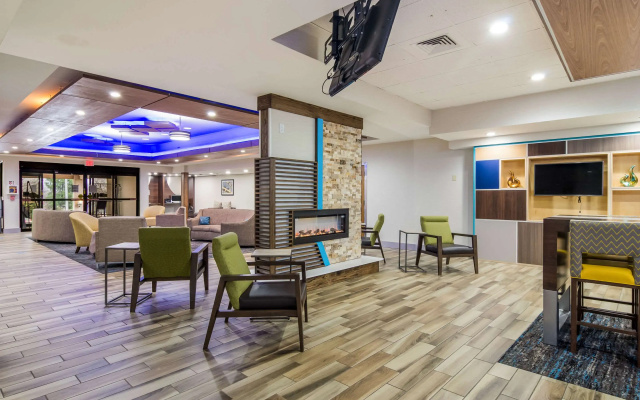 Comfort Inn & Suites Pittsburgh Fox Chapel