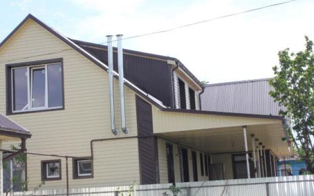 Отель On Engelsa Guest House Тихорецк вид на фасад