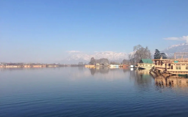 Majestic Houseboat