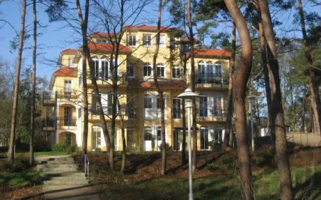 Kurparkresidenz Baabe - Ferienwohnung Meeresgarten mit Terrasse