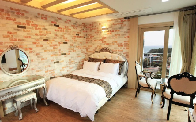 Port Avenue Hotel & Resort