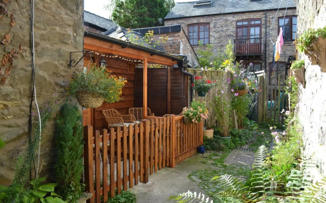 Spacious ground floor apartment. No 1A The Stables