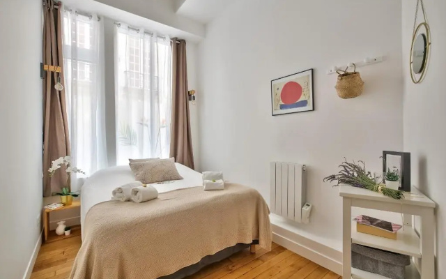 New Stunning 4 Bdrs Apt, With AC – Le Marais