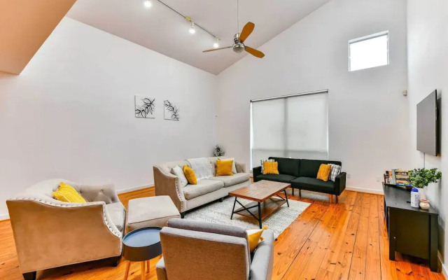 Modern Houston Townhome: 5 Miles to Downtown!