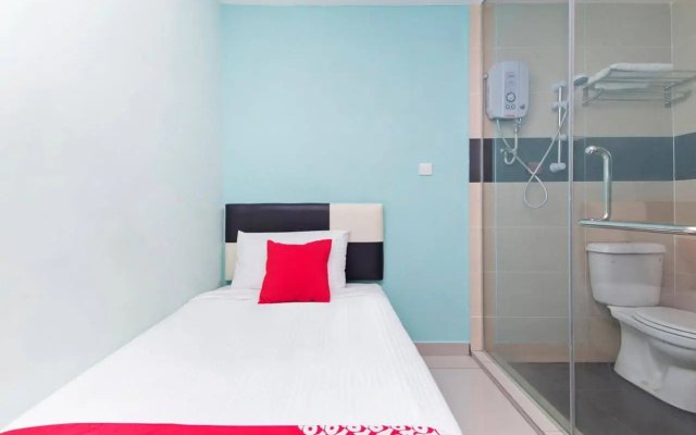 OYO 220 Hotel Sri Maluri