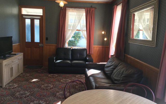 Settlers Cottage Motel