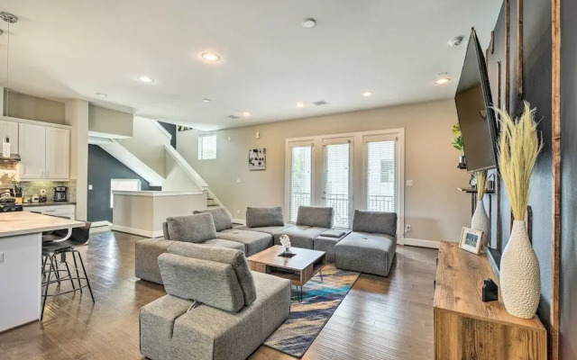 Stylish Houston Townhome ~ 3 Mi to Downtown!