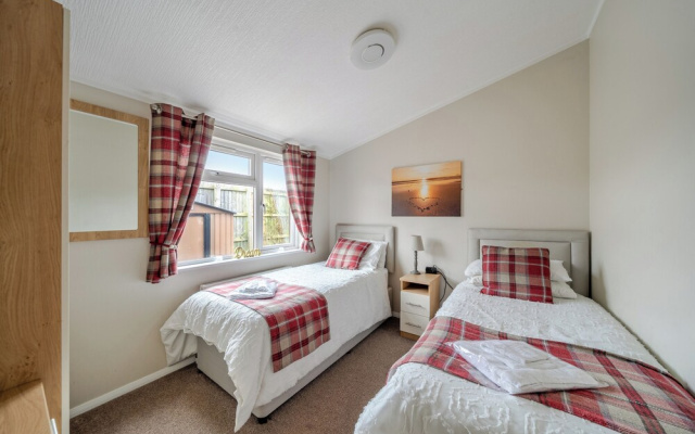 2 Bed Cabin - Sleeps 4 - Pets - 5 min to Beach