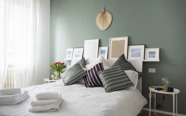 Sweet Flat near Metro Stop