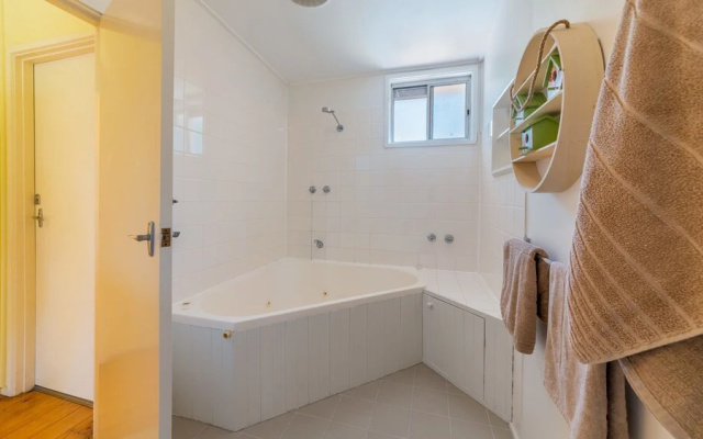 Inverloch Beach Hut - Close To Beach And Shops!