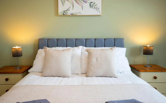 Bright & Modern 4 Bedroom Townhouse