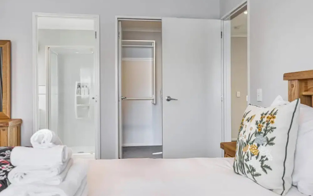 Comfy 4BR Home w/ Mt. Wellington View Zodiak Stays