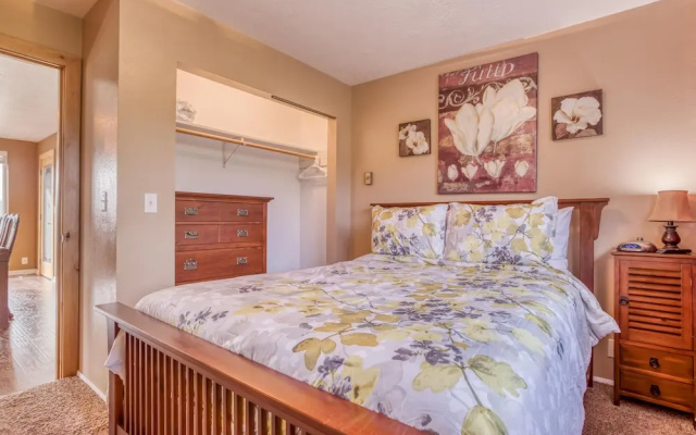 Charming Bungalow with Game Room and Scenic Views - Delightful Coastal Retreat