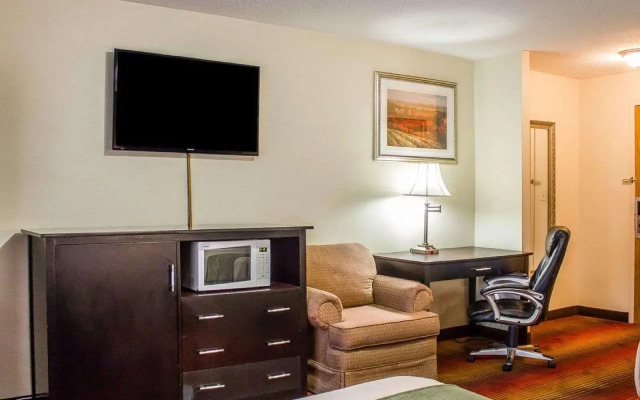 Rodeway Inn Macarthur Airport