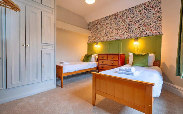 Holiday Home in Heart of Tideswell, No Deposit