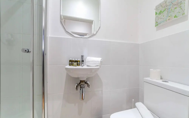 Bright and Spacious Earls Court Gem