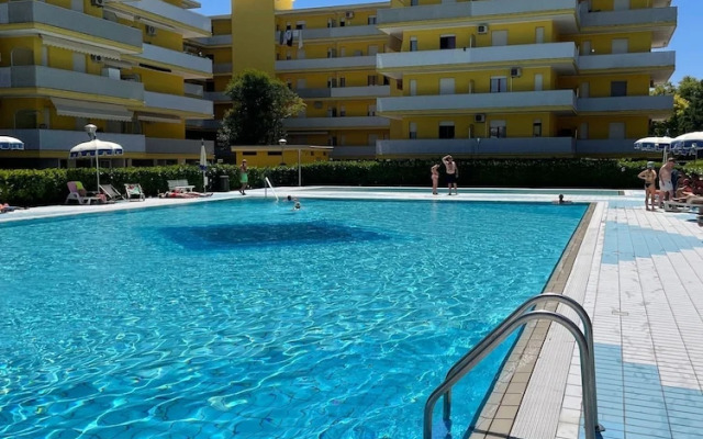 Spacious Flat With Pool Access
