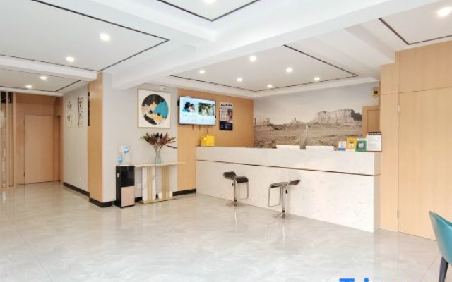 Super 8 Hotel (Hefei Emerald Lake University Town)