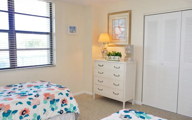 Ideal Beachfront Condo With Pool and two Balconies