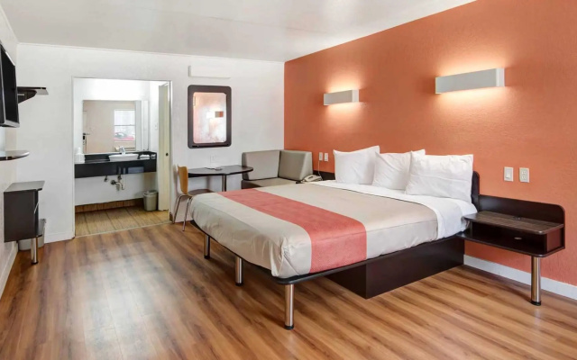 Motel 6 Dallas, TX - Forest Lane