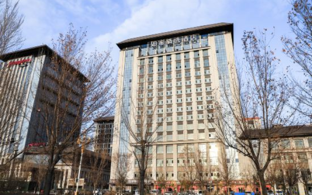 Homeinn Plus Hotel (Aksu Jiefangbei Road Airport)