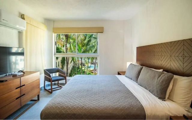 Beachfront 2BR Condo - Pool - Blue Flag Beach