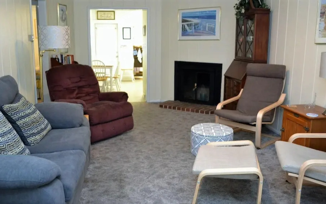 425 Beach Dr
