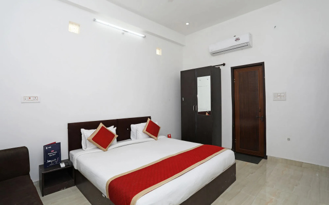 OYO 10682 Hotel Blue Lotus