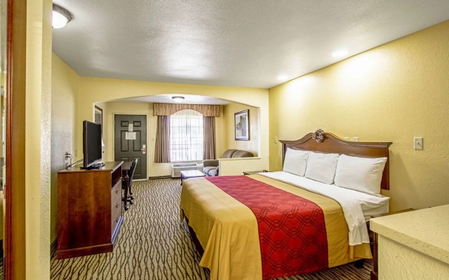 Super 8 by Wyndham Jackson MS Near the Fairgrounds
