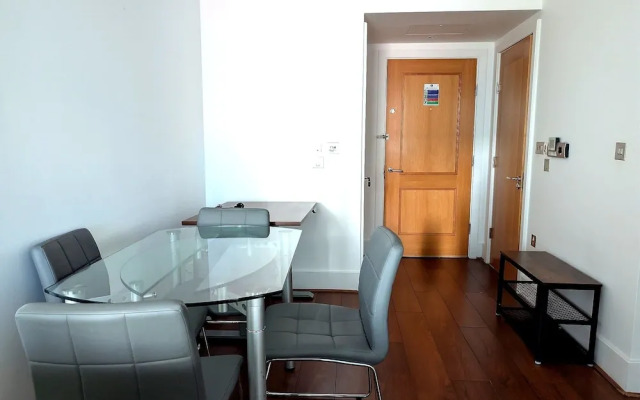Central London Riverside Apartment