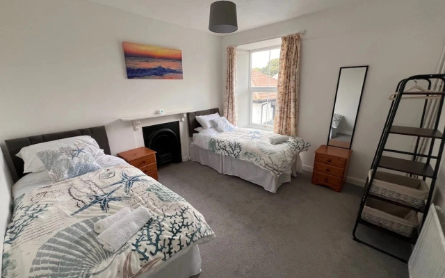 House Sleeps 6 With Garden and Parking