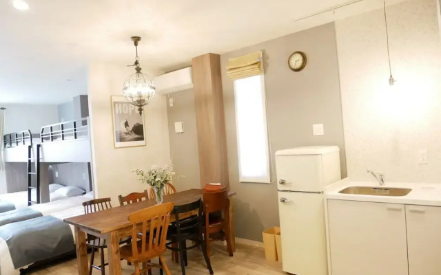 7 Rooms Hotel & Cafe