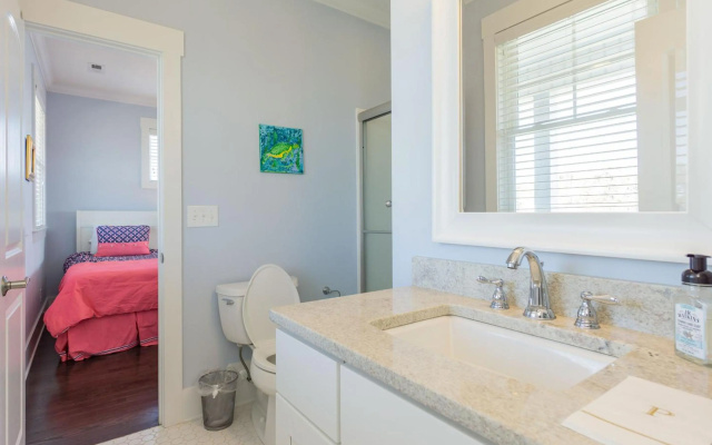 Kiki Hut by Oak Island Accommodations