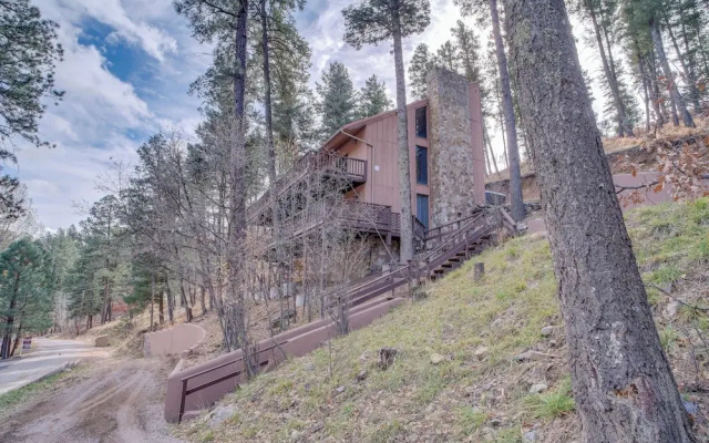 Ruidoso Cabin Retreat w/ Multi-level Deck