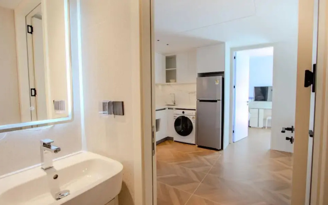 189/77 2BR Beachfront Seaview Pool Access