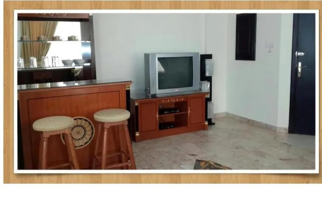 Al Commodore Suites