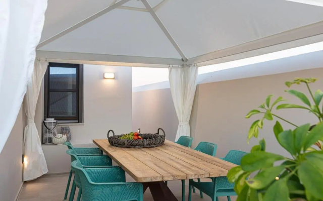 V77 Seafront Suites