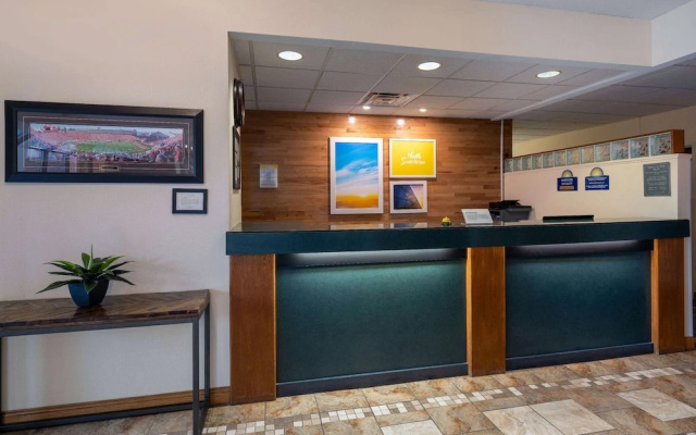 Days Inn & Suites Madison