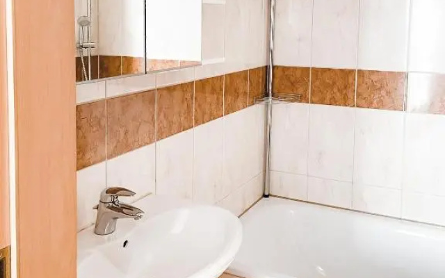 Schöne Wohnung, eigene Terrasse, privater Parkplatz, Wi-Fi, Waschmaschine, 3P