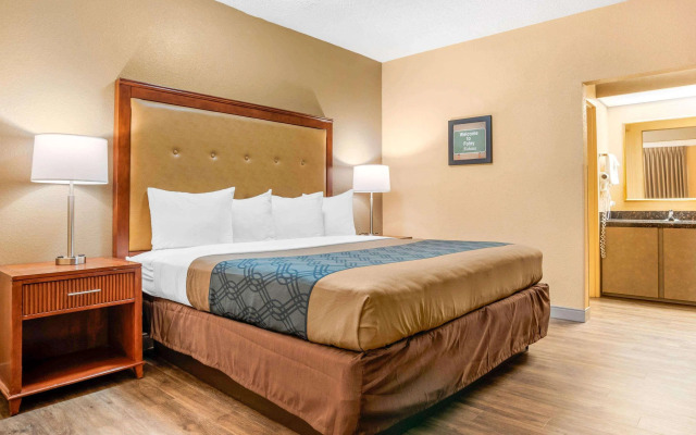 Econo Lodge Inn & Suites Foley - North Gulf Shores