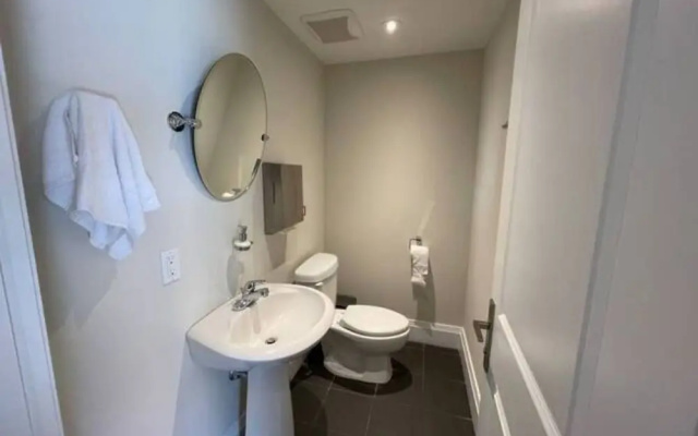 Cozy Downtown Condo Suite